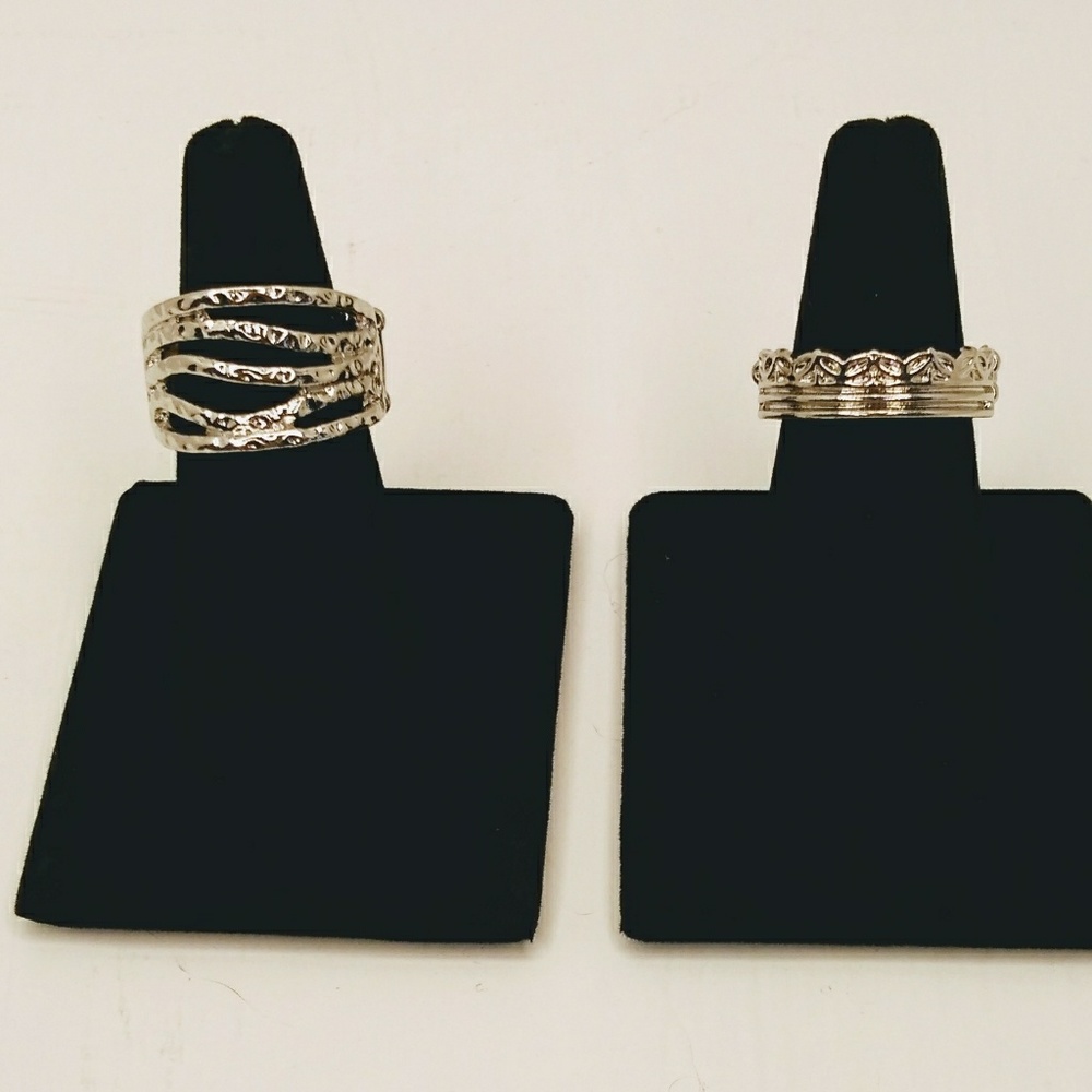 Silver tone stretch to fit rings.
